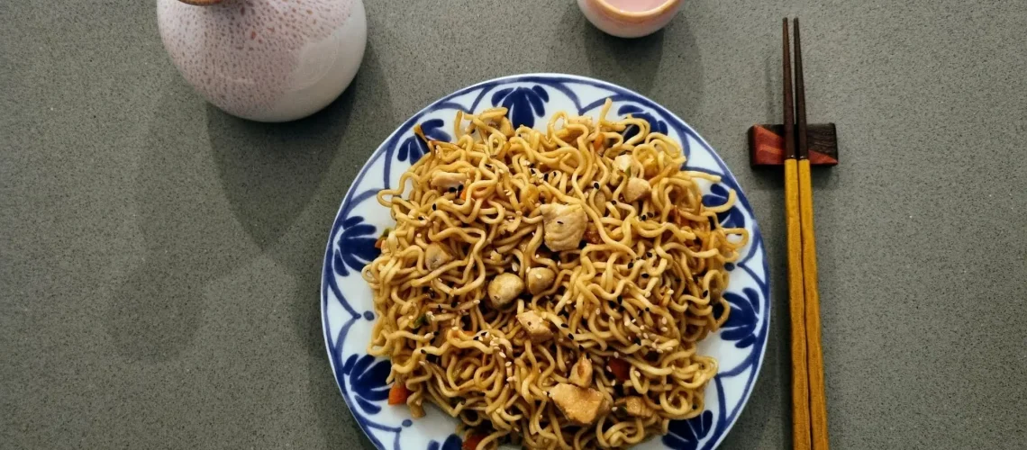 Fideus asiàtics amb salsa hoisin